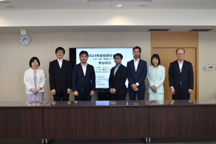 報告会の後、研究員と川本総裁、伊藤人事官、土生人事官（写真）