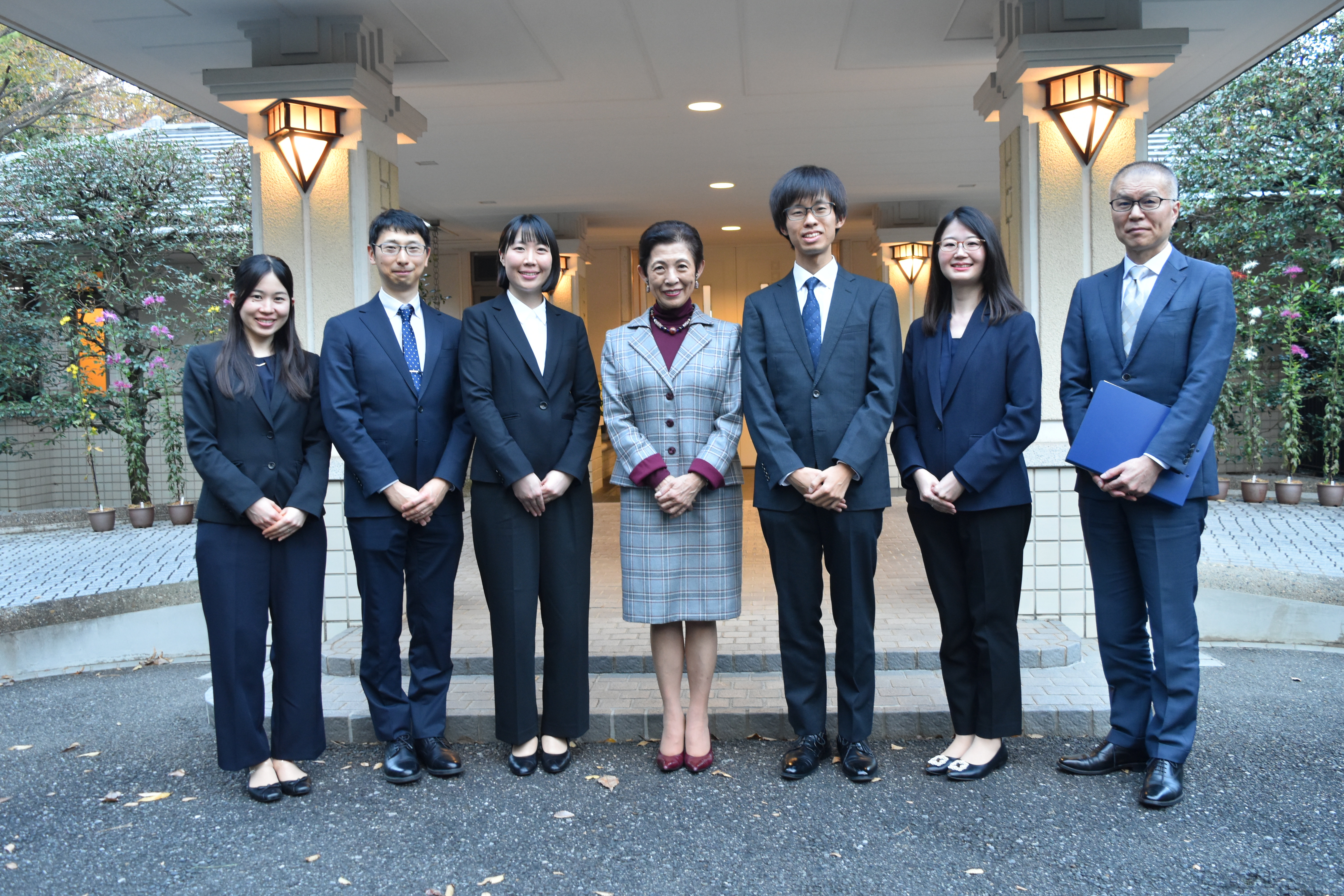 御接見の後に研究員たちと（写真）