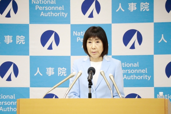 令和7年度年次報告書に関する川本総裁記者会見の様子