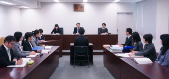 証人尋問を行っている様子（模擬審理）