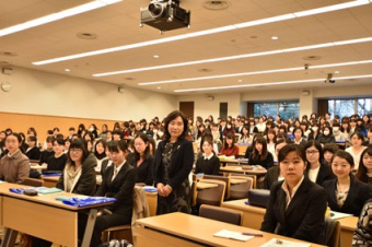 東京地区（第2回）における一宮人事院総裁による講演の様子を写した写真