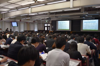 一橋大学での説明の様子を写した写真