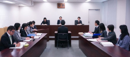 証人尋問を行っている様子（模擬審理）の写真
