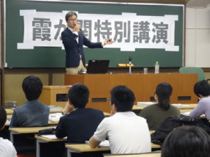 東京大学での講演の様子を写した写真