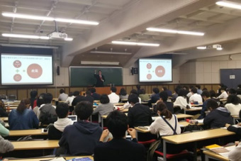 東京大学での講演の様子を写した写真