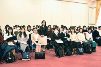 近畿地区における一宮人事院総裁による講演の様子を写した写真