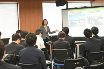 各府省の会場の様子を写した写真